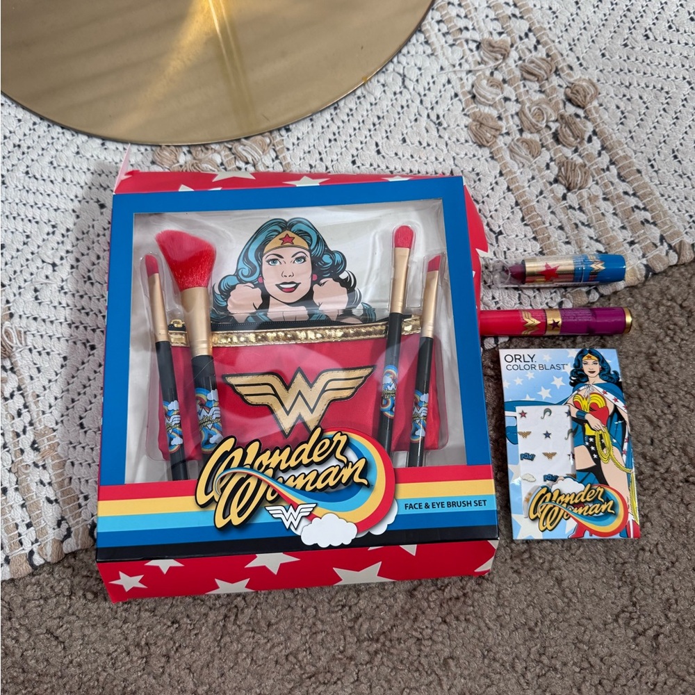 Warner Bros. Wonder Woman Face & Eye Brush Set Makeup Set